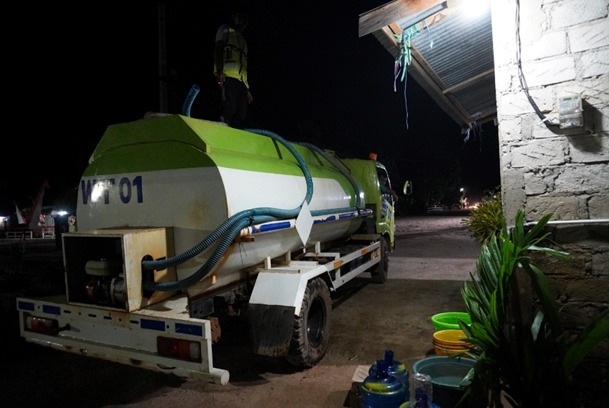 Pendistribusian air bersih ke rumah rumah warga.