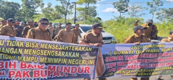Ratusan Kepala Desa di Seluma Demo, Tuntut Gaji Enam Bulan yang Belum Dibayar