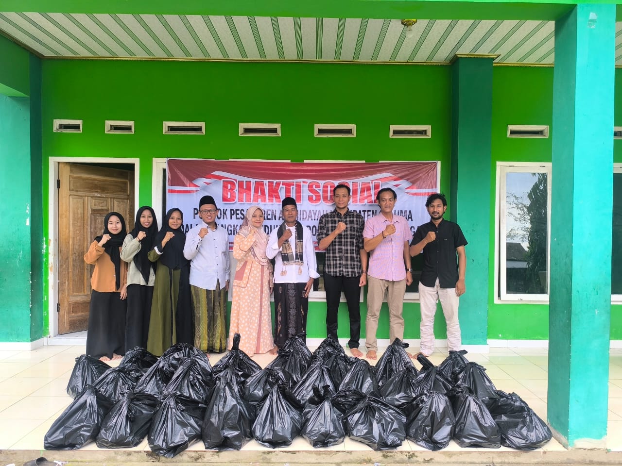 Kegiatan Bhakti Sosial yang dihadiri oleh masyarakat sekitar serta para dewan pengajar Ponpes.