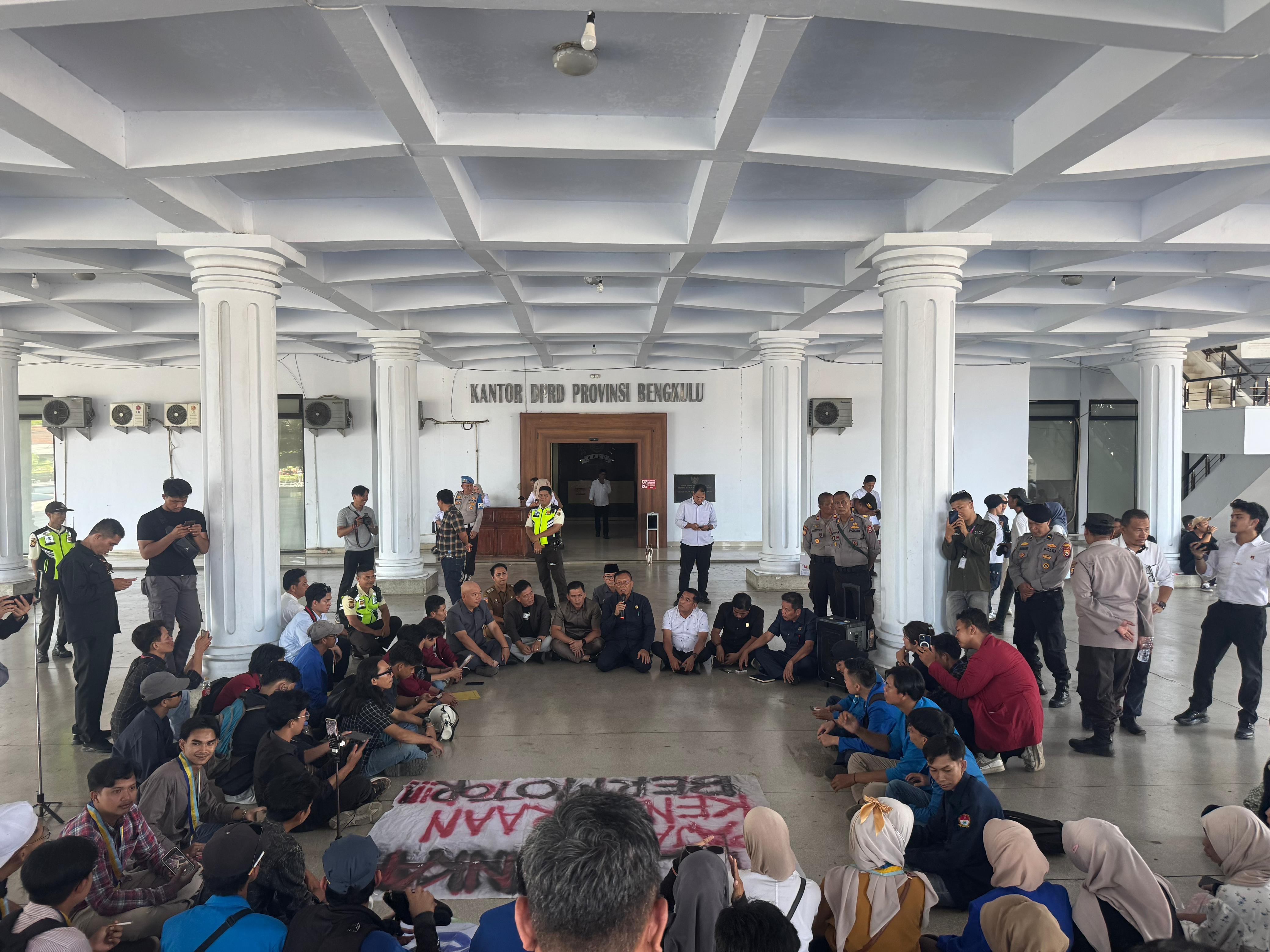 Mahasiswa diterima hearing bersama DPRD Provinsi Bengkulu