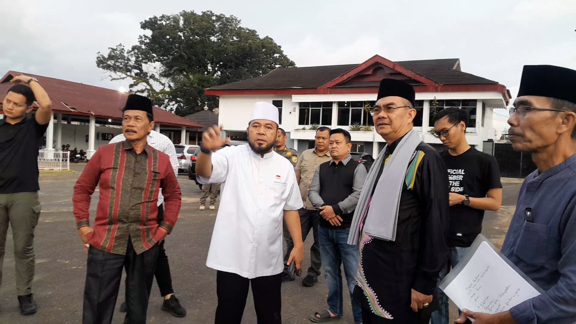 Ketua Badan Musyawarah Adat (BMA) Provinsi Bengkulu, Drs. H. S. Effendi, M.S, menghadiri pertemuan bersama Gubernur di Balai Raya Semarak.