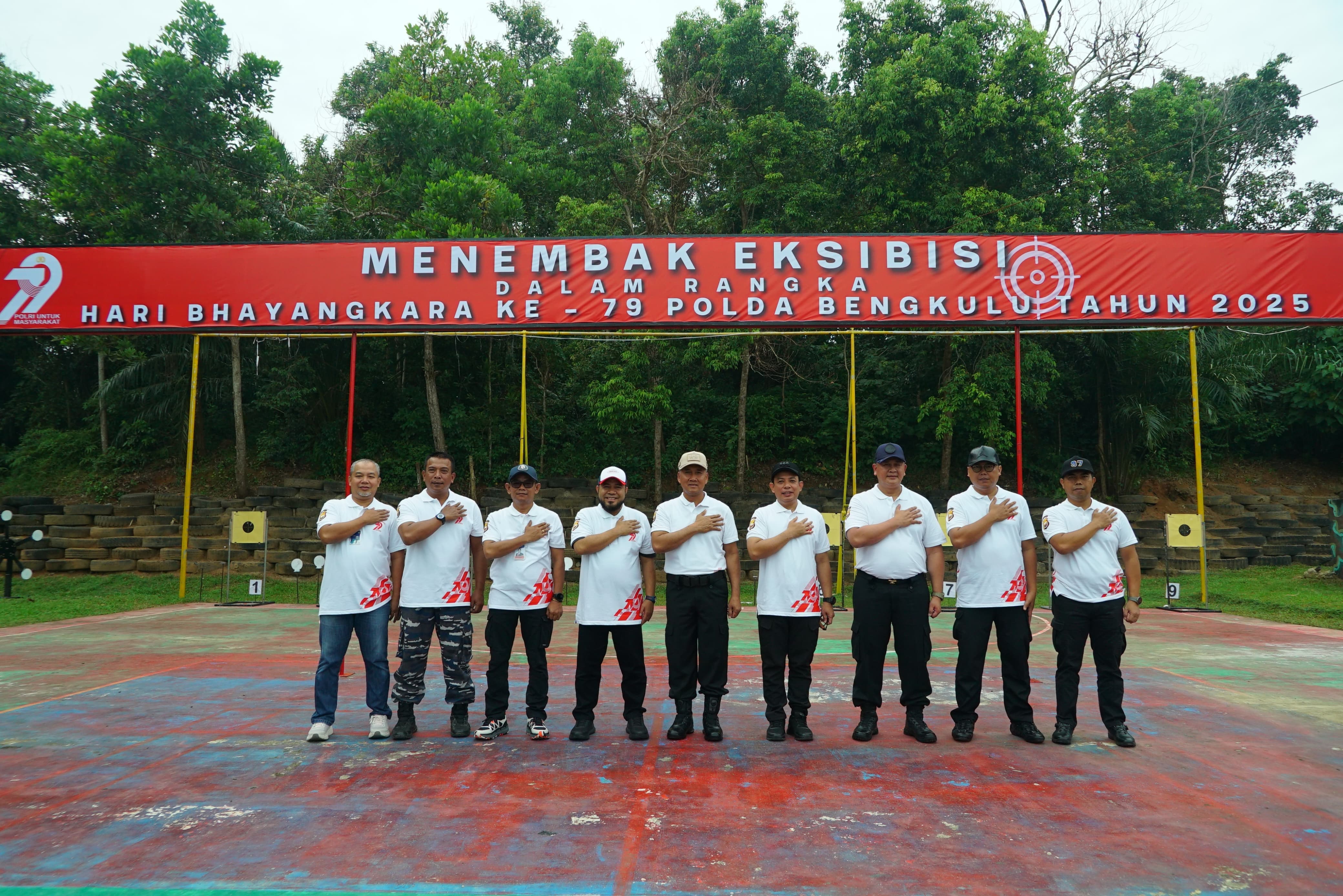 Gubernur Helmi Ikuti Lomba Tembak Eksekutif HUT Bhayangkara di Polda Bengkulu.