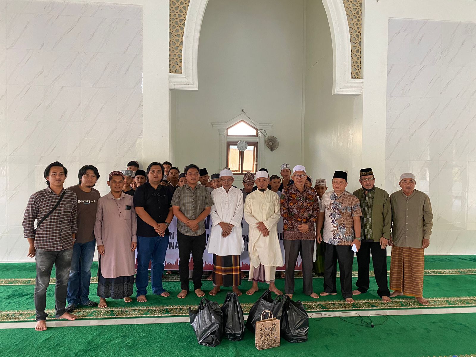 Ponpes Darul Mukhlasin salurkan bansos untuk santri di Kabupaten Kaur, Minggu (15/6). 