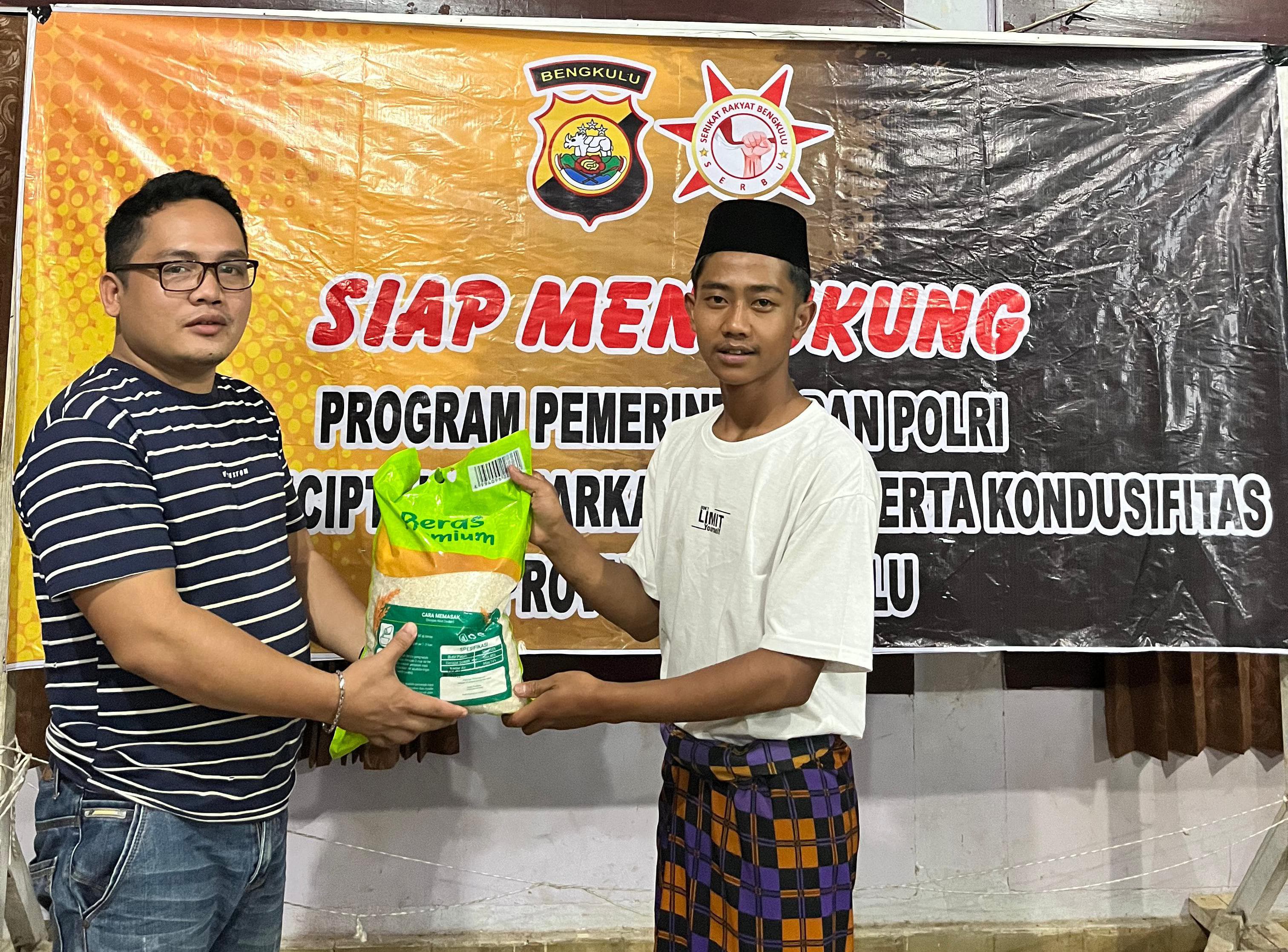 Ketua Serikat Rakyat Bengkulu, Amirul Mukminin saat membagikan paket sembako kepada warga, Senin (9/6).