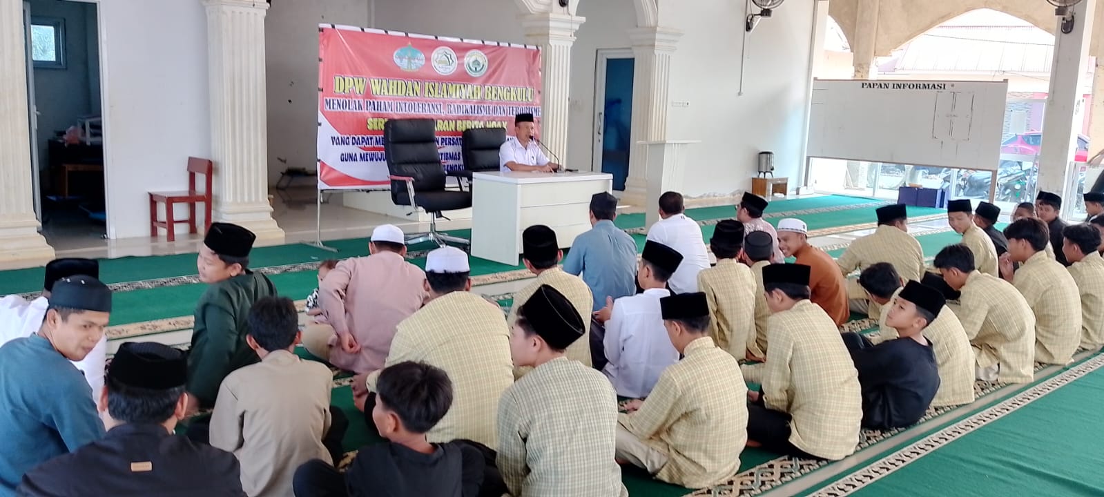 Polda Bengkulu menggelar kegiatan silaturahmi dan pembinaan di Pondok Pesantren Wahdah Islamiyah, Kelurahan Kandang Mas, Kecamatan Kampung Melayu, Kota Bengkulu, Kamis (24/7/2025).