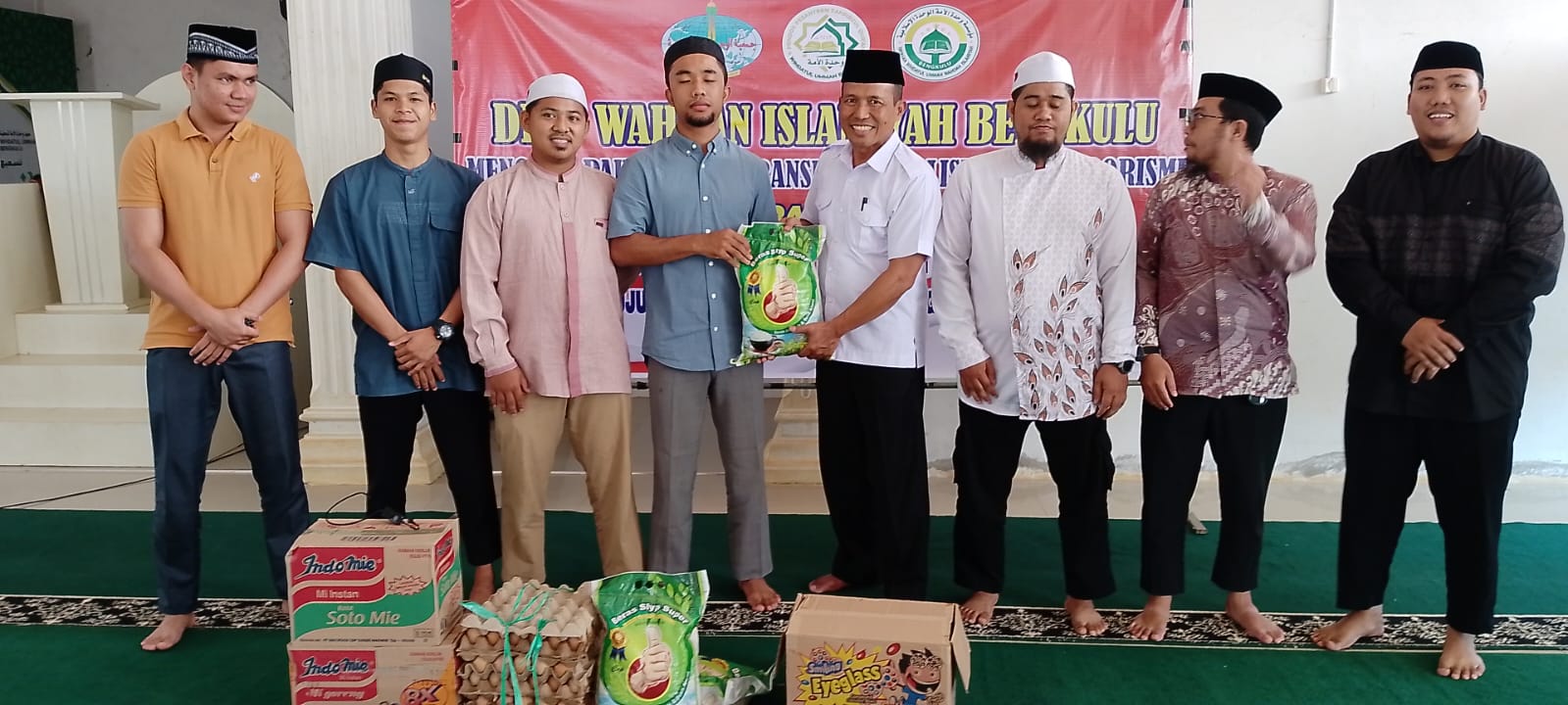 Polda Bengkulu Salurkan Bantuan Sembako ke Ponpes Wahdah Islamiyah, Jumat (25/7).