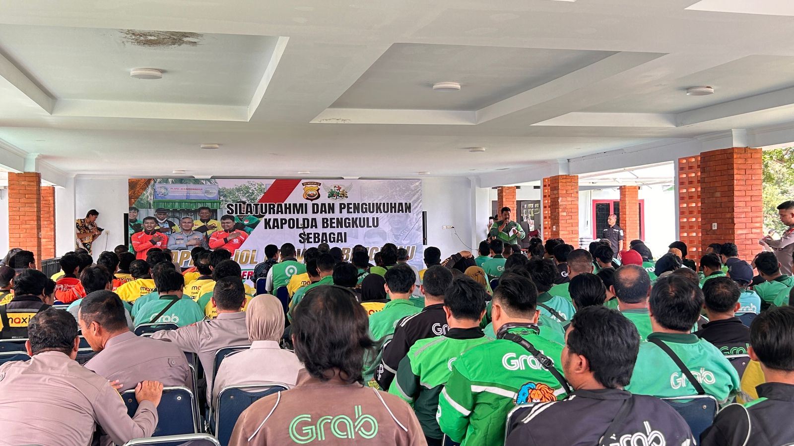 Kapolda Bengkulu Dikukuhkan sebagai Bapak Ojol Bengkulu dalam Silaturahmi Bersama Komunitas Pengemudi, Jumat (14/11). (Foto: Istimewa)