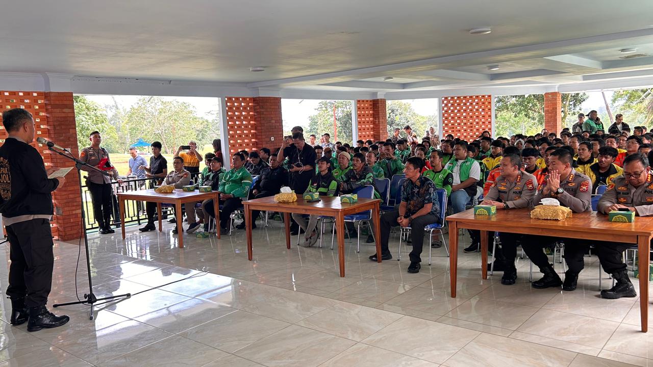 Kapolda Bengkulu Dikukuhkan sebagai Bapak Ojol Bengkulu dalam Silaturahmi Bersama Komunitas Pengemudi, Jumat (14/11). (Foto: Istimewa)