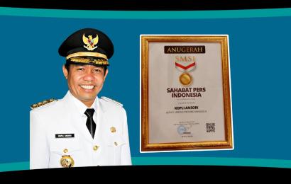 Bupati Lebong Mendapat Anugerah "Sahabat Pers Indonesia" dari SMSI Pusat