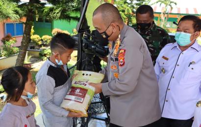 Kapolres RL Pantau Serbuan Vaksinasi di SMAN 3 Curup Utara Sambil Berbagi Sembako