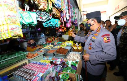 Tinjau Pasar Sehat Sabilulungan Soreang, Kapolri Pastikan Ketersediaan Minyak Curah dan Sembako Jelang Ramadhan Tercukupi