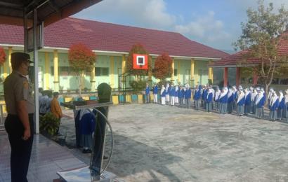 Sinergi, Kapolsek Bengko Jadi Pembina Upacara di SMAN 12 Rejang Lebong
