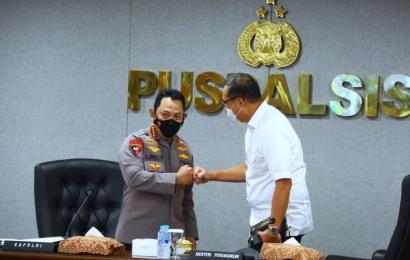 Kapolri Instruksikan Kapolda Pastikan Minyak Goreng Tersedia di Pasar Tradisional dan Modern 