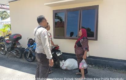 anggota polres Kaur saat membantu seorang nenek yang bingung mencari alamat keluarganya