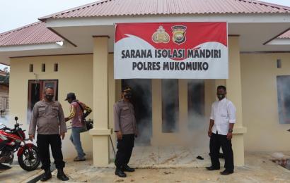 Cegah Demam Berdarah, Polres Mukomuko Gandeng Dinkes Gelar Fogging
