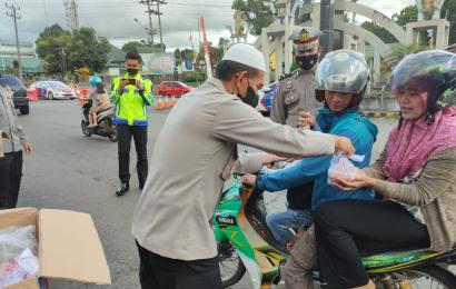 Ramadan, Kapolres Rejang Lebong Berbagi Takjil Gratis