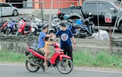 Berbagi Kebaikan di Bulan Ramadhan, Komunitas Sahabat Mahfud Bagikan Takjil Gratis