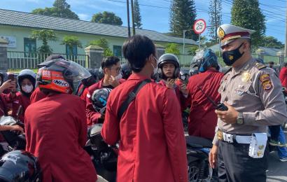 Polisi melakukan pengawalan