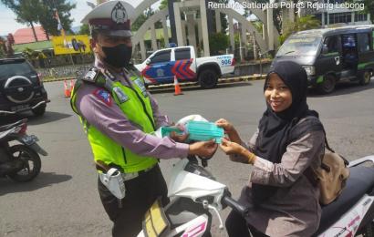 Petugas membagikan masker gratis