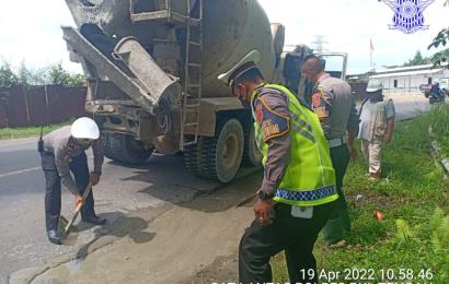 Polisi menambal jalan berlubang