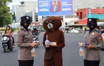Peringati Hari Kartini, Polwan Polres Bengkulu Bagikan Takjil Gratis