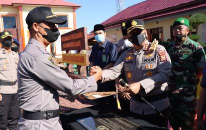 Kapolres Rejang Lebong AKBP Tonny Kurniawan S.IK menandatangani prasasti Polsubsektor Binduriang Polsek PUT