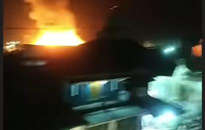 Sijago Merah Lahap 3 Bangunan di Kebun Beler