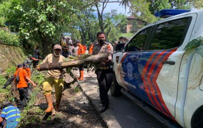 Ciptakan Kamseltibcarlantas, Polres Kepahiang dan Instansi Terkait Pangkas Pohon dan Bersihkan Irigasi