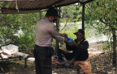 POLDA BENGKULU saat bagikan makanan