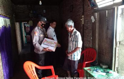 Bhabinkamtibmas Bagikan Bantuan Untuk Warga Kurang Mampu