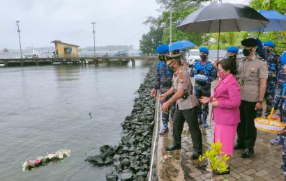  Polda Bengkulu Tabur Bunga di Laut