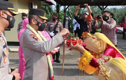 Kapolda Bengkulu saat disambut hanagat oleh tari persembahan