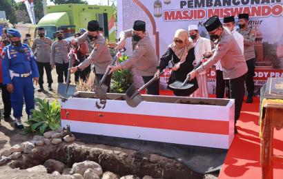 Letakan Batu Pertama Masjid kediri