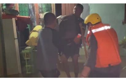 Brimob Berjibaku Evakuasi Korban Banjir di Kelurahan Surabaya dan Bentiring