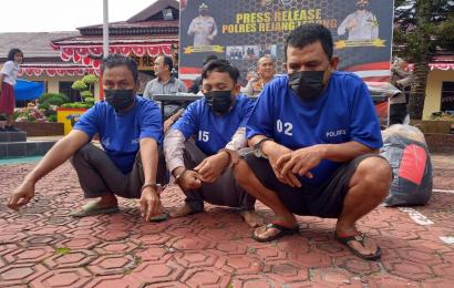 Tiga pria terduga pelaku