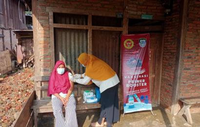 MAKSIMALKAN CAPAIAN VAKSINASI, BINDA BENGKULU GENCARKAN VAKSINASI DOOR TO DOOR