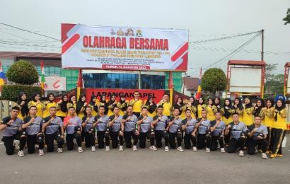 Sambut Hari Polwan, Polres Rejang Lebong Olahraga dan Fun Games  Rejang Lebong - Sambut hari jadi ke-74 Polisi Wanita (Polwan) Republik Indonesia, Polres Rejang Lebong (RL) Polda Bengkulu pagi hari kemarin Minggu (14/08/2022) menggelar kegiatan olahraga bersama (olga).  Dipimpin secara langsung oleh Kapolres Rejang Lebong Polda Bengkulu AKBP Tonny Kurniawan, S.IK., kegatan senam bersama kemudian dilanjutkan dengan berbagai fun games serta olahraga lainnya, demikian disampaikan Kasi Humas Iptu Bertha A. Gint