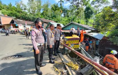 Kapolres RL Siang Malam Pantau Evakuasi Mobil Terjun ke Jurang: Mohon Doanya   Rejang Lebong - Sebuah mobil jenis Fuso BG 8089 XX warna hijau, mengalami kecelakaan tunggal sehingga terjun bebas ke Sungai Air Lang dibawah Jembatan gardu yang merupakan perbatasan Desa Cahaya Negeri Kecamatan Sindang Kelingi Kabupaten Rejang Lebong, dengan Desa Kepala Curup Kecamatan Binduriang Kabupaten Rejang Lebong.   Kecelakaan tunggal tersebut terjadi pada Minggu (14/8/2022) pagi sekira pukul 09.32 WIB.  Dugaan sementara,