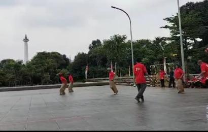 Tim PKUMI Raih Juara 1 Lomba Lari Karung Estafet Masjid Istiqlal  Jakarta-Peringati hari kemerdekaan Badan Pengelola Masjid Istiqlal (BPMI) menggelar berbagai lomba antara staf di internal Istiqlal. Direktur Utama Istiqlal Global Fund (IGF) juga sebagai Ketua Panitia Mulyono Lodji menyatakan perayaan kemerdekaan dirangkaikan berbagai perlombaan. "Ada lomba futsal, lomba tenis meja, lomba tarik tambang, lomba panahan, lomba yel-yel, lomba lari karung dan lain-lain" beber   Misalnya hari ini, selain upacara k