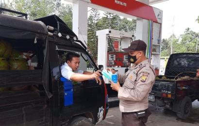 Bhabinkamtibmas Polsek Padang Ulak Tanding Bagikan Maske
