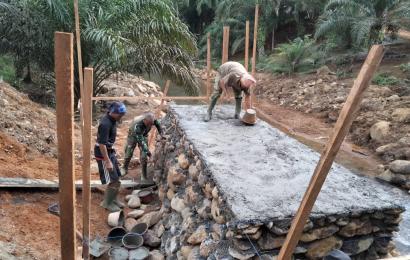 Material Terus Didatangkan Untuk Pembangunan Jembatan TMMD ke 114