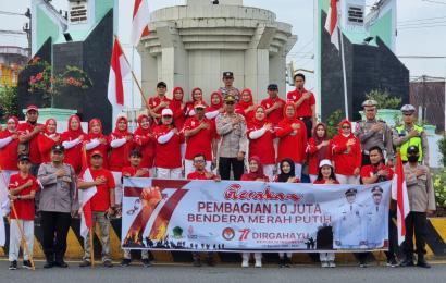 Polres Rejang Lebong Bagikan Bendera Merah Putih Kepada Masyarakat