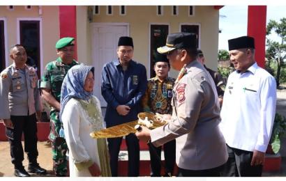 Warga Saat Mendapatkan Bantuan Dari Kapolres Rejang Lebong, AKBP Tonny Kurniawan.