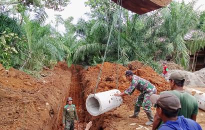 Anggota Satgas bersama Masyarakat saat Pasang Gorong-gorong