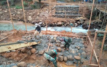 Satgas TMMD ke 114 Kodim 0423/BU Bersinergi Bersama Warga Pasang Pondasi Jembatan