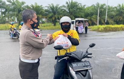 Dit Lantas Polda Bengkulu Bagikan 250 Paket Sembako Kepada Driver Ojol