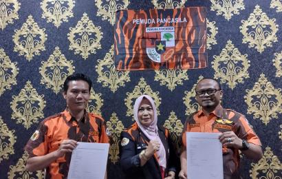 Dua bacalon ketua mengambil formulir pendaftaran