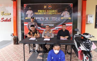 Kapolres saat menyampaikan rilis kepada wartawan