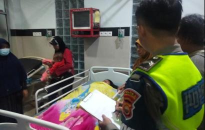 Korban lakalantas mendapat perawatan medis