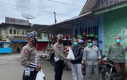 Polres RL Bagikan 100 Paket Sembako ke Warga Terdampak Penyesuaian Harga BBM